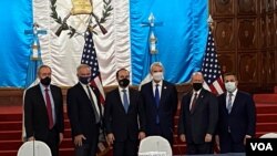 Senadores estadounidenses junto al canciller de Guatemala, Pedro Brolo, durante una visita a Guatemala. Foto Eugenia Sagastume, VOA.