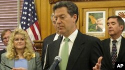 El gobernador de Kansas, Sam Brownback, promulgó con su firma la legislación.