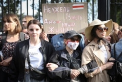 معترضان در بلاروس همچنان تجمع می‌کنند و خواستار کناره‌گیری الکساندر لوکاشنکو هستند.