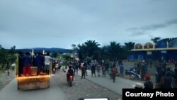 Warga Nduga yang marah terhadap penembakan melakukan aksi turun ke jalan hari Minggu (19/7). (foto: Istimewa)