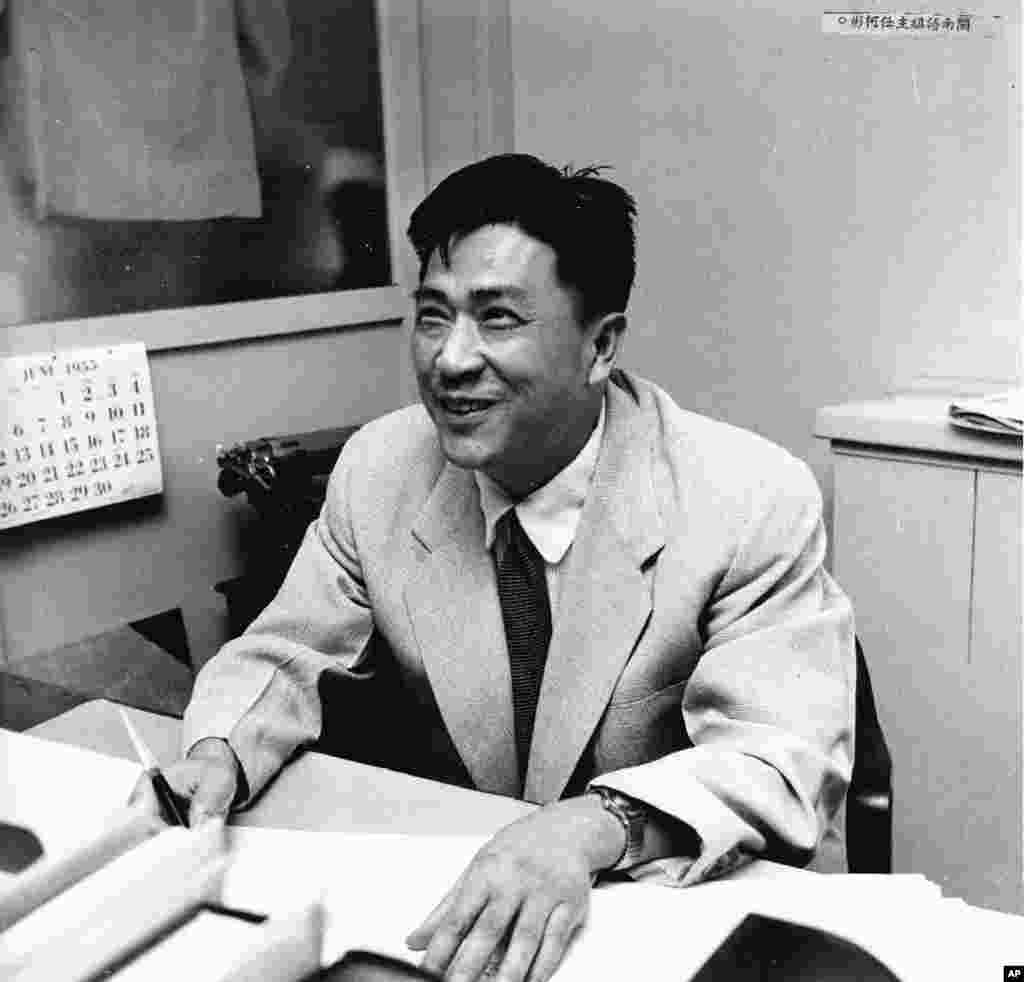 老照片回顾：美国之音中文广播70年