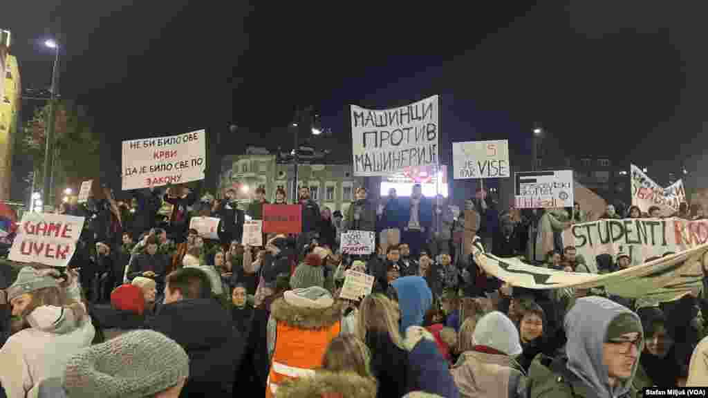 Na beogradskom Trgu Slavija u nedelju 22. decembra održan je veliki antivladin protest studenata i građana koji traže odgovornost za pad nadstrešnice železničke stanice u Novom Sadu 1. novembra i pogibije petnaestoro ljudi (Foto: VOA/Stefan Miljuš)