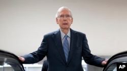 ARCHIVO - El líder de la minoría del Senado, Mitch McConnell, republicano por Kentucky, sale de una reunión de inteligencia a puertas cerradas sobre la guerra en Ucrania, en el Capitolio en Washington, el 7 de septiembre de 2023. (Foto AP/J. Scott Applewhite, Archivo).