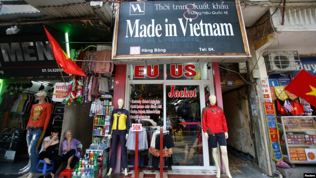 Một cửa hàng bán quần áo ở Hà Nội. Nền kinh tế Việt Nam đang có những dấu hiệu phục hồi vào đầu năm 2024 nhưng vẫn đối mặt với những thách thức ngắn hạn và dài hạn, theo Standard Chartered.
