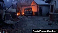 Kondisi bangunan, satu unit mobil tangki, ambulans dan bangunan yang ada di Bandara Bilogai, Kabupaten Intan Jaya, Papua, yang dibakar KKB, Jumat 29 Oktober 2021. (Foto: Courtesy/Polda Papua)