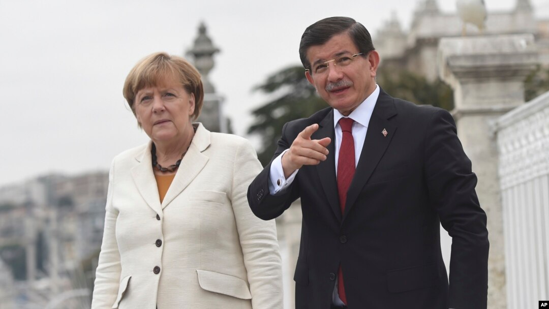 Thủ tướng Thổ Nhĩ Kỳ Ahmet Davutoglu và Thủ tướng Đức Angela Merkel tại Istanbul, ngày 18/10/2015.