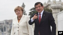 Thủ tướng Thổ Nhĩ Kỳ Ahmet Davutoglu và Thủ tướng Đức Angela Merkel tại Istanbul, ngày 18/10/2015.