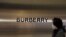 Một phụ nữ đi ngang qua cửa tiệm hàng hiệu cao cấp Burberry tại một trung tâm mua sắm ở Bắc Kinh, Trung quốc, ngày 26/3/2021. REUTERS/Tingshu Wang