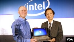 Sean Maloney, vice presidente de Intel, acompañado Jonney Shih, director de AsusTek Computer Inc, una de las empresas que fabricará el Ultrabook.