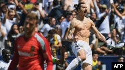 Le Suédois Zlatan Ibrahimovic jubile après son deuxième but lors de son premier match avec son son équipe le Los Angeles Galaxy (4-3) dans le Championnat nord-américain de football (MLS), le 31 mars 2018.