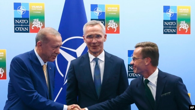 Presidenti turk Recep Tayyip Erdogan duke shtrënguar duart me kryeminstrin suedez Ulf Kristersson, në prani të Sekretarit të Përgjithshëm të NATO-s, Jens Stoltenberg, në takimin e nivelit të lartë të NATO-s, në Vilnius të Lituanisë, 10 korrik, 2023,