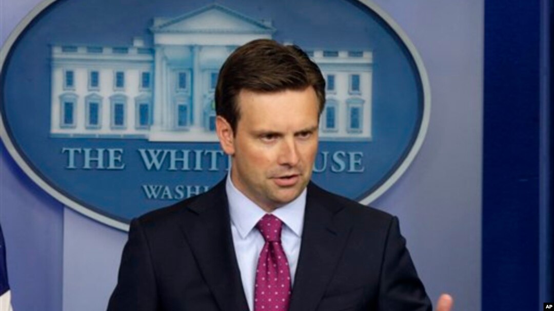 Phát ngôn viên Tòa Bạch Ốc Josh Earnest trả lời các cậu hỏi tại cuộc họp báo hàng ngày tại Tòa Bạch Ốc.