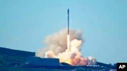 La société américaine SpaceX a lancé avec succès à la base militaire aérienne de Vandenberg en Californie, 14 janvier 2017.