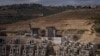 Lokasi pembangunan proyek perumahan baru di pemukiman Israel di Givat Ze'ev, Tepi Barat, Senin, 18 Juni 2023. (Foto: AP)