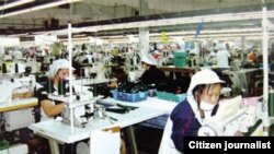 ບັນດາພະນັກງານຕັດຍິບ ກຳລັງເຮັດວຽກ ຢູ່ທີ່ໂຮງງານຕັດຍິບ ແຫ່ງໜຶ່ງ.