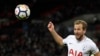 Pemain Tottenham Harry Kane mengontrol bola saat pertandingan sepak bola Liga Inggris antara Tottenham Hotspur dan Watford di Stadion Wembley di London, Senin, 30 April 2018. (Foto: AP)