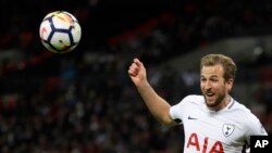 Pemain Tottenham Harry Kane mengontrol bola saat pertandingan sepak bola Liga Inggris antara Tottenham Hotspur dan Watford di Stadion Wembley di London, Senin, 30 April 2018. (Foto: AP)