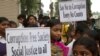 Siswa sekolah di India saat melakukan protes melawan korupsi di Hyderabad, India. (Foto: AP)