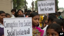 Siswa sekolah di India saat melakukan protes melawan korupsi di Hyderabad, India. (Foto: AP)