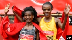 La Kényane Jemima Jelagat Sumgong, à droite, lors du marathon de Londres, le 24 avril 2016.