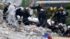 Tim penyelamat berhasil menemukan lagi 4 mayat di antara reruntuhan bangunan gedung yang ambruk di Surfside, Florida, Selasa (6/7). 