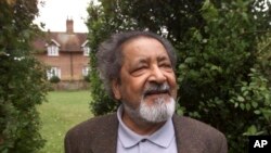 Pengarang Inggris, V.S. Naipaul di Salisbury, Inggris, 2001. 