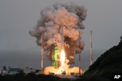 Roket Nuri lepas landas dari landasan peluncuran di Naro Space Center di Goheung, Korea Selatan, Kamis, 25 Mei 2023. (Foto: via AP)