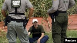 Agentes de la patrulla fronteriza interrogan a un inmigrante indocumentado en Texas, cerca de la frontera con México.