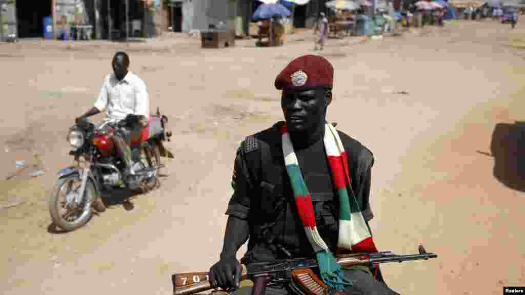 Um soldado da SPLA conduz um veículo em Juba. Mediadores africanos solicitaram um encontro com os rivais do Presidente do Sudão do Sul com a intenção de porem fim ao conflito. Dez. 21, 2013REUTERS/Gora