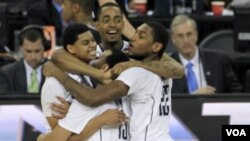 La celebración de Connecticut tras vencer a Butler en la final por 53 a 41 y ganar el campeonato nacional de básquetbol universitario de Estados Unidos.