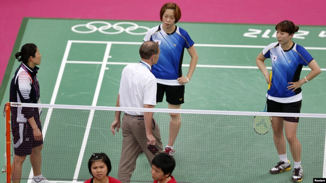 Wasit berbicara pada pemain dari Korea Selatan dalam pertandingan ganda putri melawan Indonesia pada Olimpiade 2012 di London.