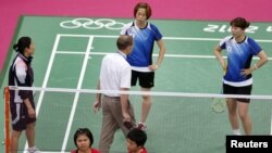 Wasit berbicara pada pemain dari Korea Selatan dalam pertandingan ganda putri melawan Indonesia pada Olimpiade 2012 di London.