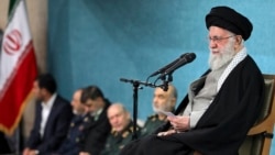 Pemimpin Tertinggi Iran Ayatollah Ali Khamenei berbicara dalam sebuah upacara pertemuan dengan sekelompok pejabat di Teheran pada 8 Maret 2025. (Foto: Office of the Iranian Supreme Leader via AP)