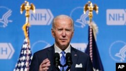 Presiden Joe Biden berbicara tentang varian COVID-19 bernama omicron saat berkunjung ke National Institutes of Health pada 2 Desember 2021. (Foto: AP)