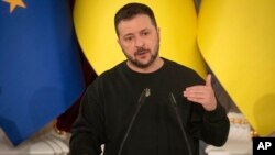 ARCHIVO - El presidente ucraniano Volodymyr Zelenskyy habla durante una conferencia de prensa conjunta con el presidente del Consejo Europeo, Charles Michel, y la presidenta de Moldavia, Maia Sandu, en Kiev, Ucrania, el 21 de noviembre de 2023.