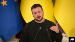 ARCHIVO - El presidente ucraniano, Volodymyr Zelenskyy, habla durante una conferencia de prensa conjunta con el presidente del Consejo Europeo, Charles Michel, y la presidenta de Moldavia, Maia Sandu, en Kiev, Ucrania, el martes 21 de noviembre de 2023.