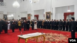 Presiden Joko Widodo melantik lima pimpinan Komisi Pemberantasan Korupsi di Istana Negara Jakarta, Senin 21 Desember 2015.(Foto: dok biro pers set pres).