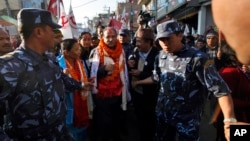 Pemimpin Maois Nepal, Pushpa Kamal Dahal (tengah) dikawal ketat oleh pendukungnya saat melakukan kampanye di Katmandu, Nepal (15/11).