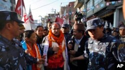 Ketua Partai Maois Nepal Pushpa Kamal Dahal (tengah) saat kampanye pemilu di Katmandu, Nepal (19/11). 