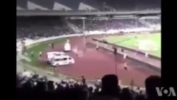 شعار «توپ تانک فشفشه، آخوند باید گم بشه» در ورزشگاه آزادی تهران