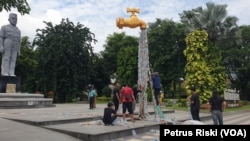 Instalasi keran air mengeluarkan sampah plastik, mengajak masyarakat waspada bahaya mikroplastik (Petrus Riski/VOA)