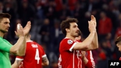 Les joueurs du Bayern Munich applaudissent leurs supporters lors d'un match de Ligue des champions, Allemagne le 11 avril 2018.