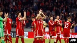 Les joueurs du Bayern Munich applaudissent leurs supporters après le match contre le Séville FC à Munich, Allemagne, le 11 avril 2018.