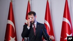 Türkiyənin maliyyə naziri Berat Albayrak Türkiyənin iqtisadi siyasəti ilə bağlı investorların narahatlığını azaltmaq üçün keçirilən konfransda çıxış edərkən. 8 noyabr 2020