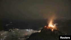 在这张截取自2026年10月24日网络视频的画面中，位于德国贝希特斯加登的纳粹山间度假地“鹰巢”(Kehlsteinhaus)正冒出火焰。