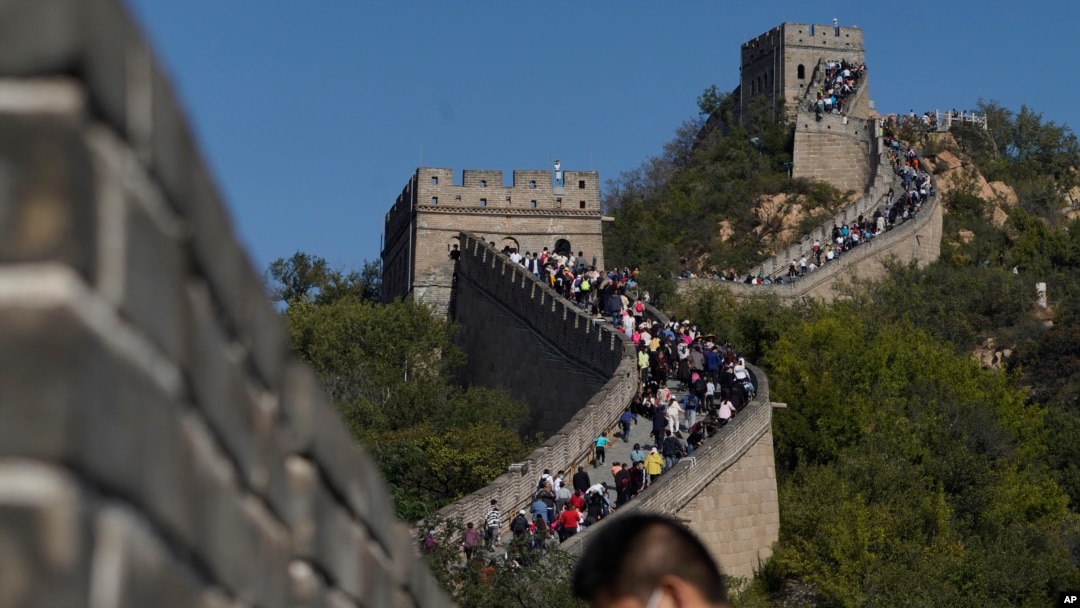 ARHIVA - Dio Kineskog zida u predgrađu Pekinga (Foto: AP/Ng Han Guan)