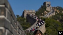 ARHIVA - Dio Kineskog zida u predgrađu Pekinga (Foto: AP/Ng Han Guan)