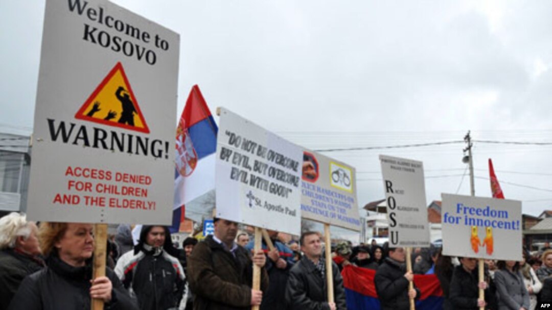 Nekoliko stotina Srba danas je u Gračanici protestovalo zbog prošlonedeljnog hapšenja srpskih policajaca