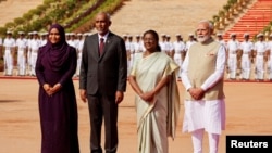 Maldives' President Mohamed Muizzu with archetypal  woman  Sajidha Mohamed, his Indian counterpart Droupadi Murmu and Indian Prime Minister Narendra Modi, are seen aft  his ceremonial reception astatine  India's Presidential Palace successful  New Delhi, Oct. 7, 2024.