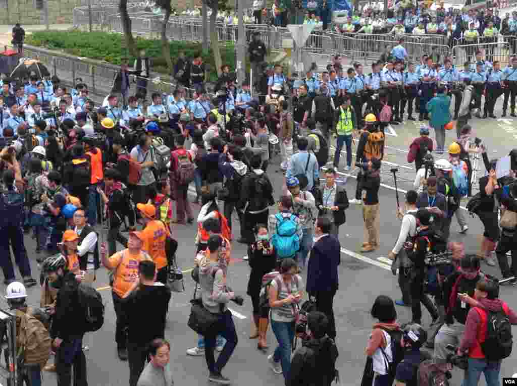 香港警方12月11日全面清场金钟占领区（美国之音海彦拍摄）